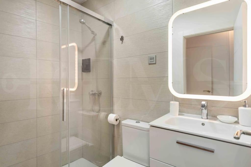 Fresh & Stylish Apartment With Parking By Rems Málaga Exteriör bild