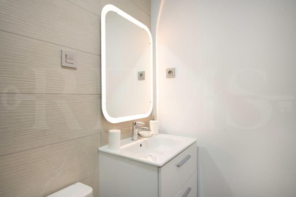 Fresh & Stylish Apartment With Parking By Rems Málaga Exteriör bild
