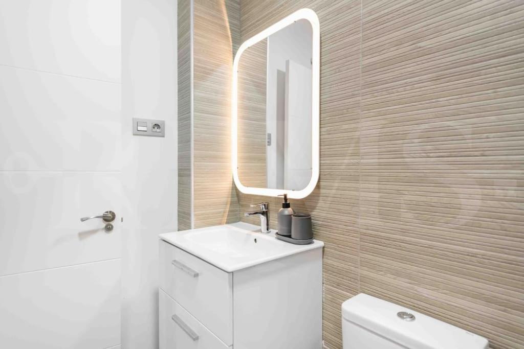 Fresh & Stylish Apartment With Parking By Rems Málaga Exteriör bild