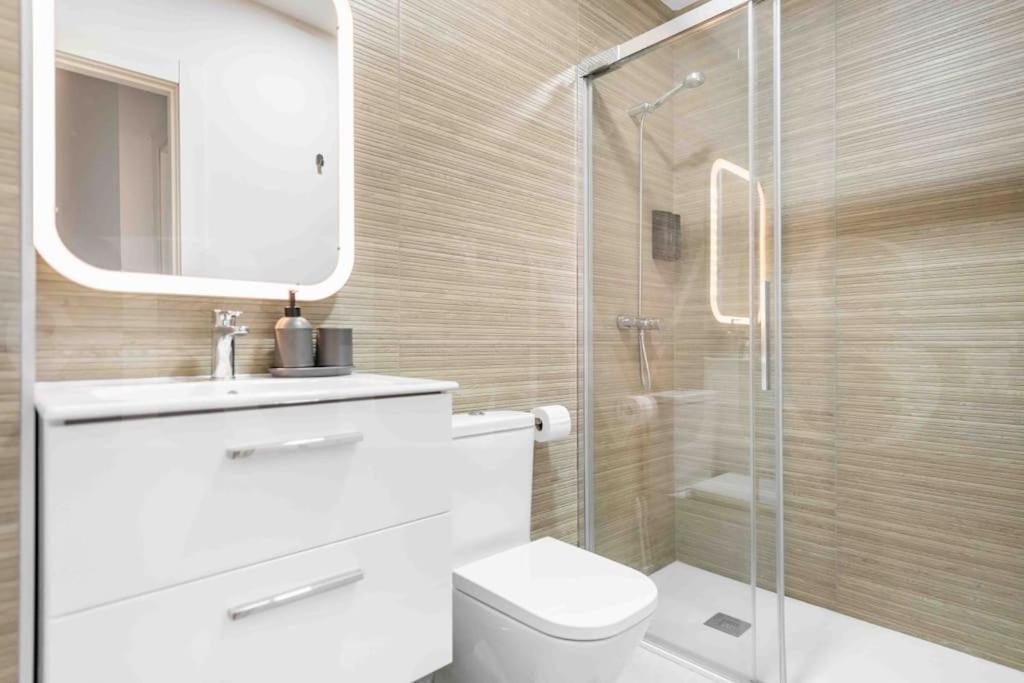 Fresh & Stylish Apartment With Parking By Rems Málaga Exteriör bild