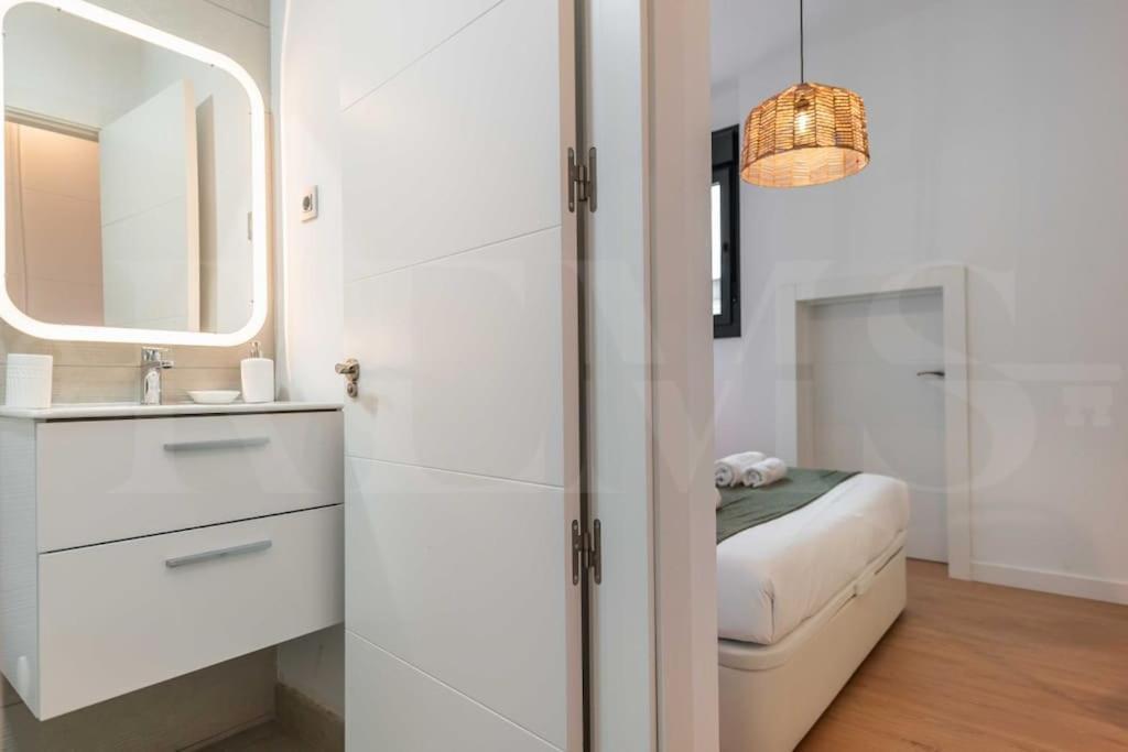 Fresh & Stylish Apartment With Parking By Rems Málaga Exteriör bild